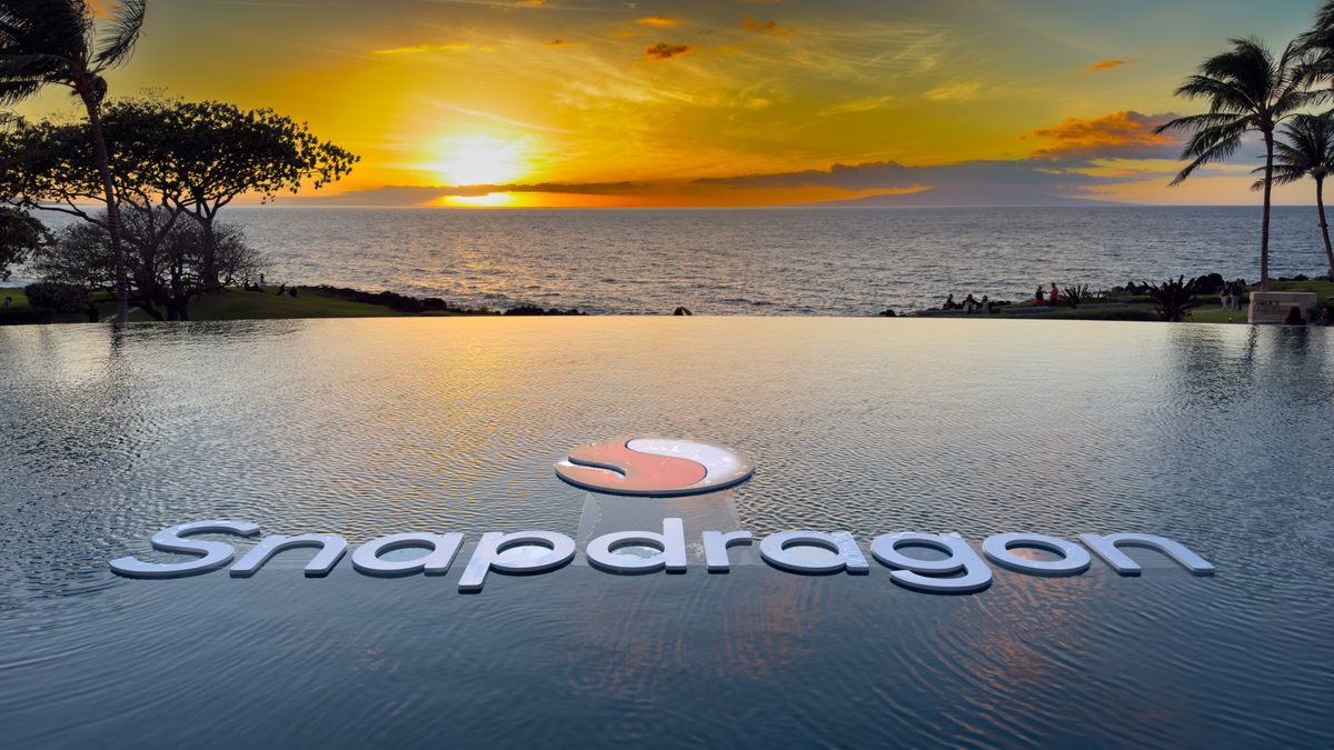 Snapdragon sign and logo in an infinity pool with Hawaiian sunset behind