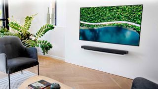 La LG WX OLED trône dans un salon