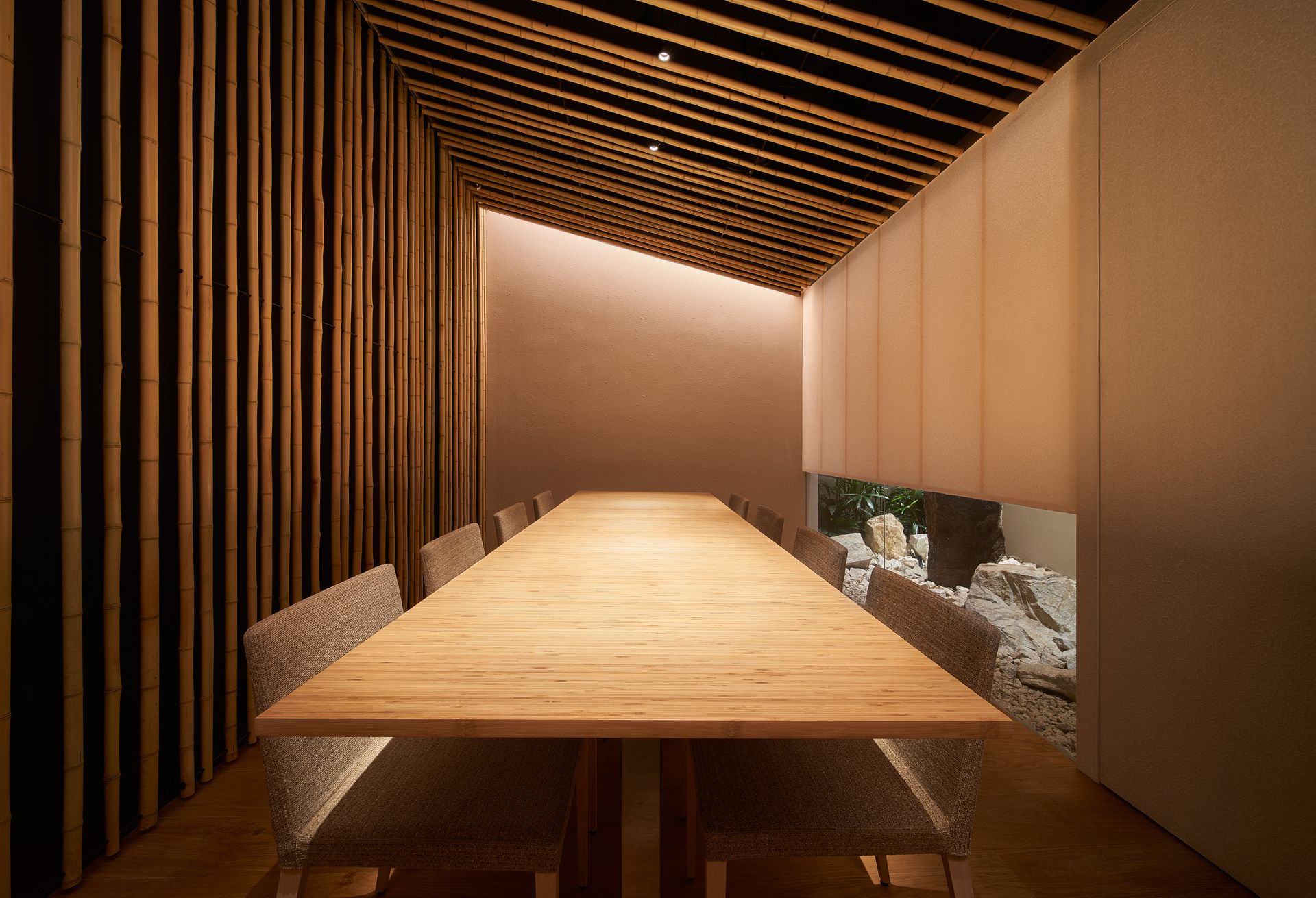 large dining table inside Suzuki restaurant at Mondrian Singapore by Kengo Kuma