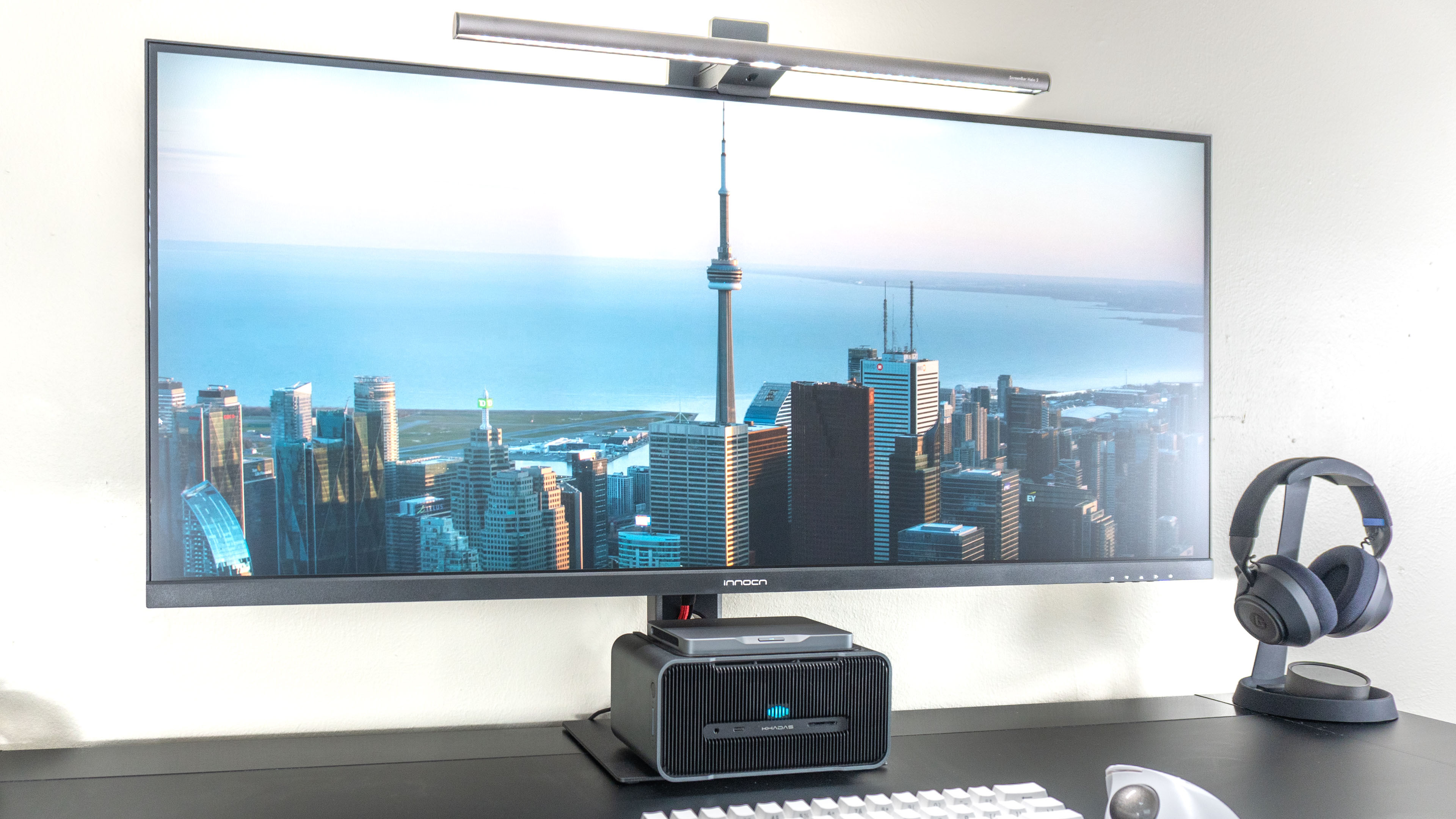 The Innocn 40C1R ultrawide monitor playing a music video with a 21:9 aspect ratio