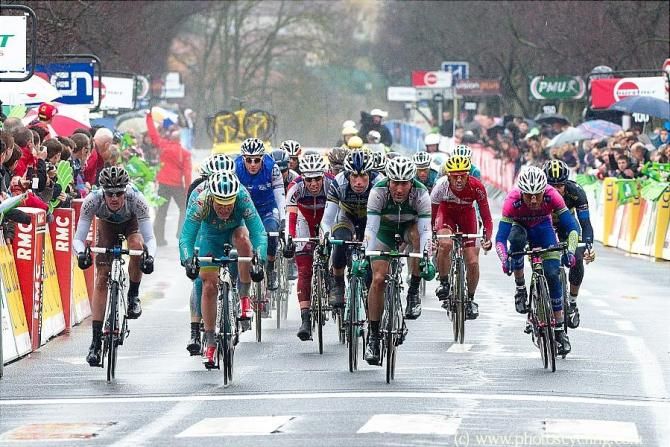 A 24-rider chase group vies for 8th place after faling short of catching the leaders.
