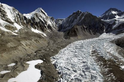 Sherpas discuss striking after devastating avalanche