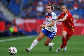 Ona Batlle of Spain is challenged by Lauren Hemp of England during the UEFA Women's Nations League 2024/25 Grp A3 MD6 match between Spain and England at RCDE Stadium on June 03, 2025 in Barcelona, Spain.