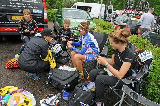 The Optum/Kelly Benefit Strategies riders strategize before stage 4