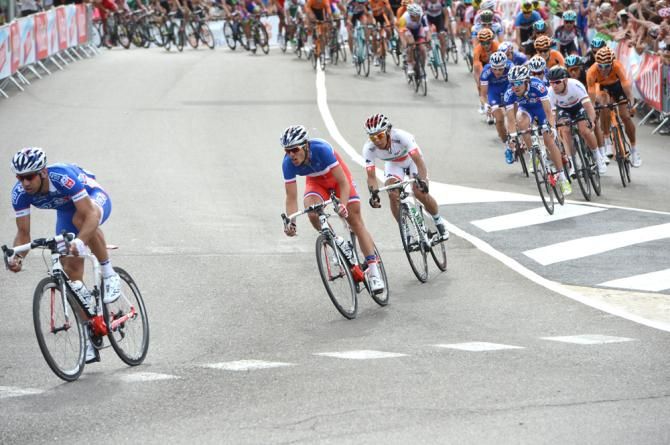 The leading riders take the final bend on stage 1