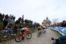 Elisa Longo Borghini, Marianne Vos and Lotte Kopecky ride up the Kapelmuur