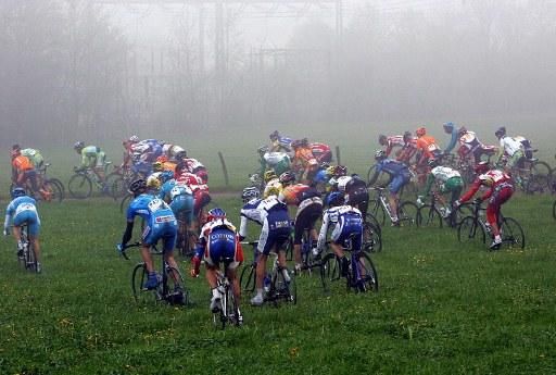 Riders go off-roading to avoid crashes in the 2005 Amstel Gold Race