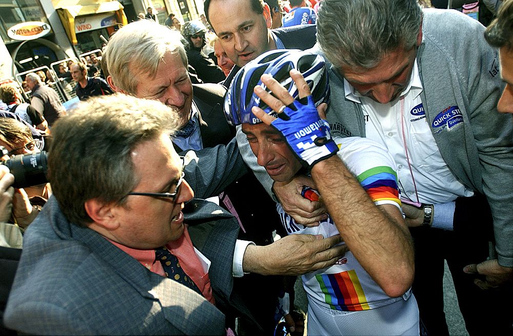 Paolo Bettini beside himself with joy after winning the 2003 Milan-San Remo