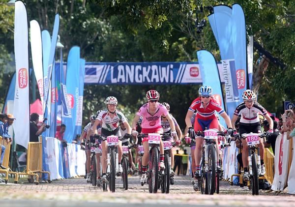 At the start: Eva Lechner from Colango Sudtirol, Lea Davison from Team Specialized, Elisabeth Sveum from Norway and Blaza Klemencic from Felt Otztal X-Bionic