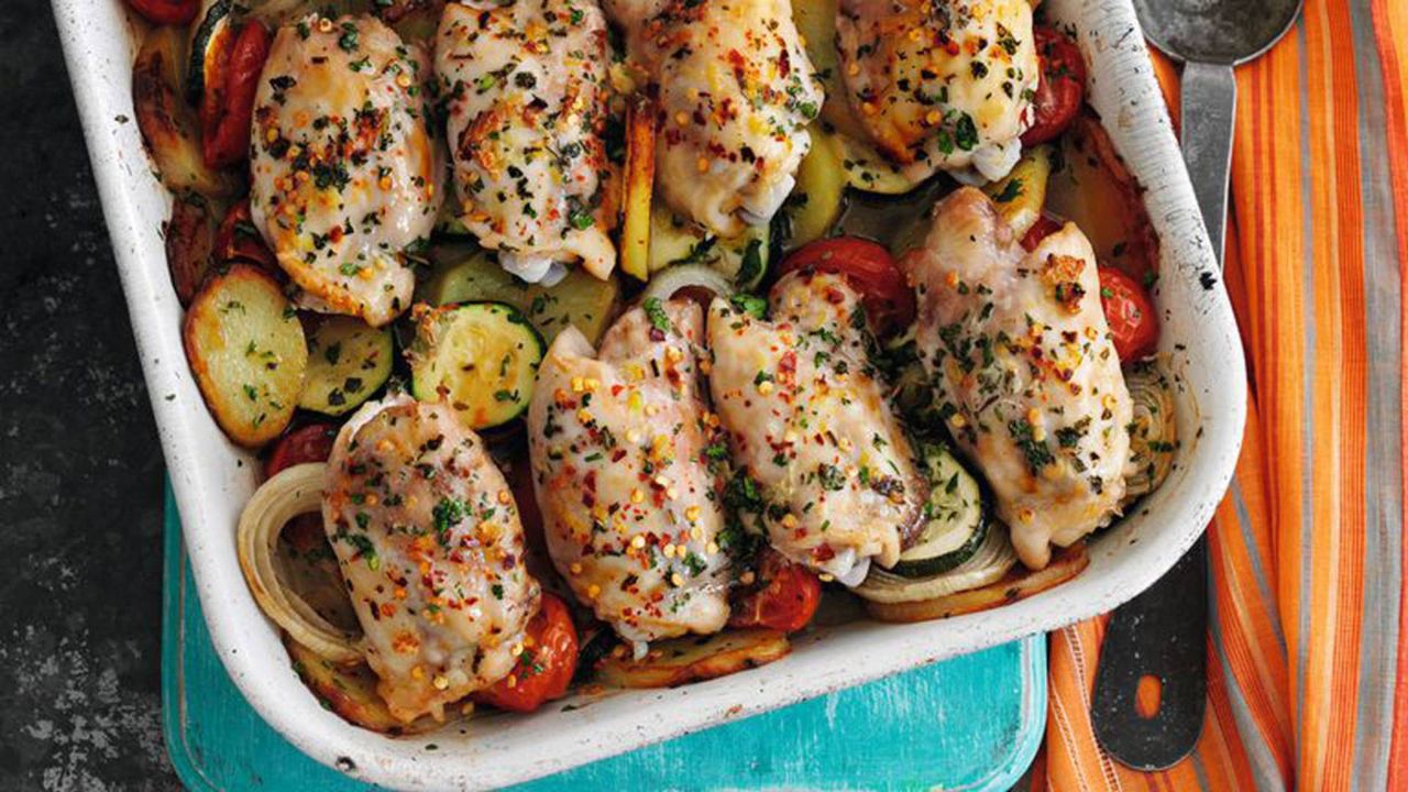 Slimming World&#039;s rustic garlic chicken tray bake