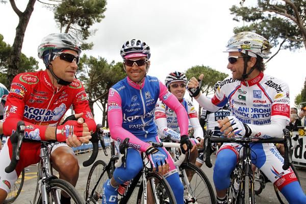 Stefano Garzelli (Acqua&amp;Sapone - D'Angelo&amp;Antenucci) and Gilberto Simoni ( Lampre - Farnese Vini) before the start.