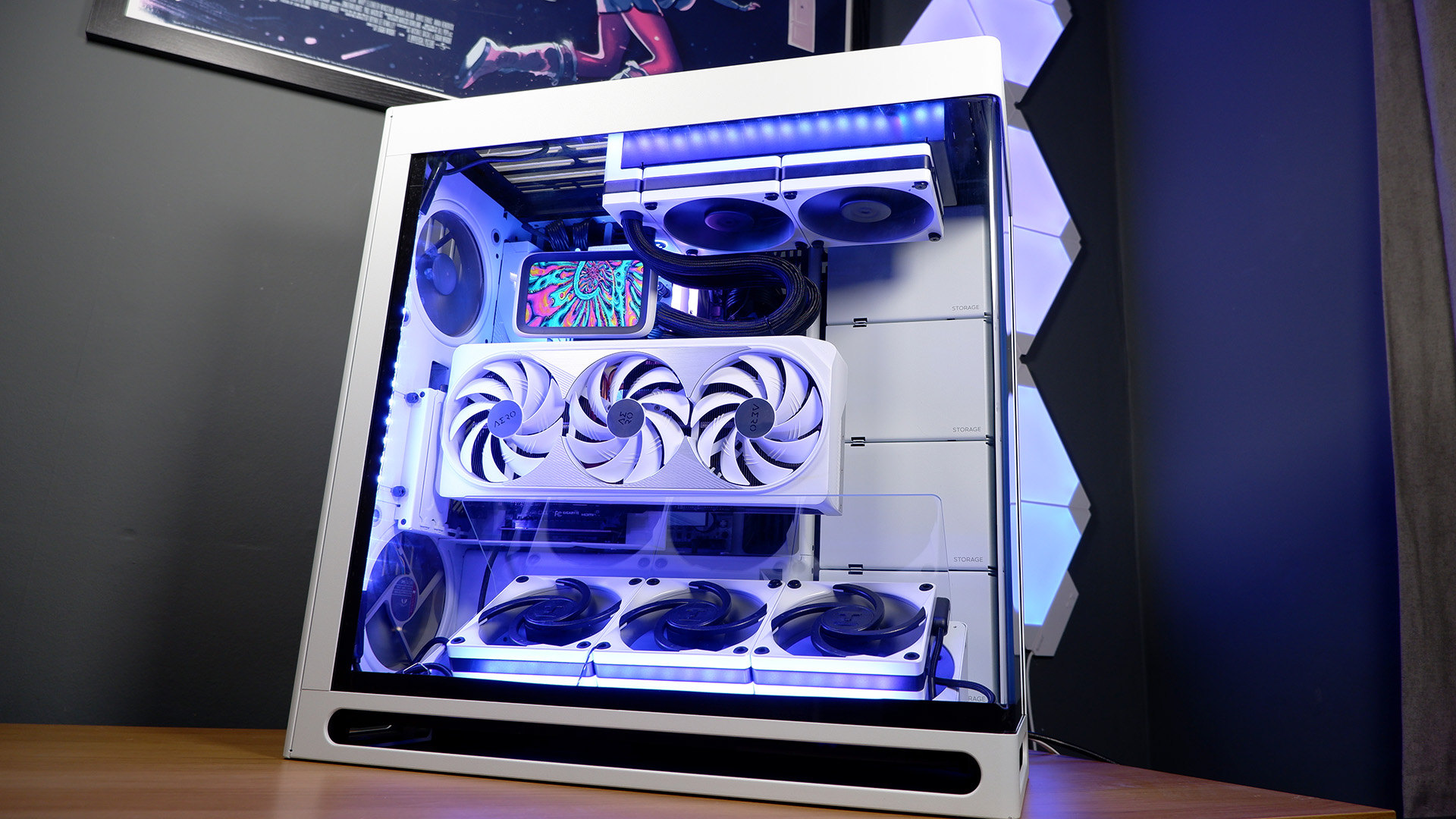 No intentes exprimir demasiadas ideas dentro de una sola computadora: para esta PC para juegos blanca con una RTX 4080 Super, casi lo hago