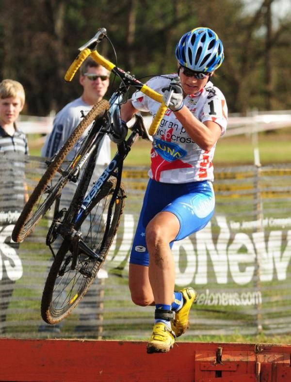 Katerina Nash (Luna Pro Team) leading at the first barriers.