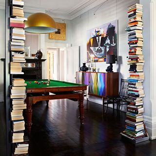 gaming room with books pool table