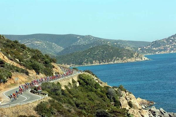 The riders ride towards the finish in Cagliari.