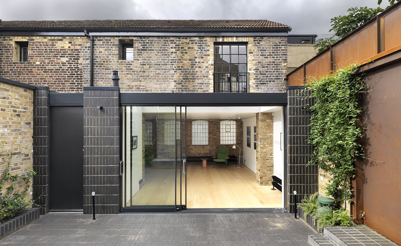 A London gallery extension and redesign by Threefold architects combines art spaces with residential design