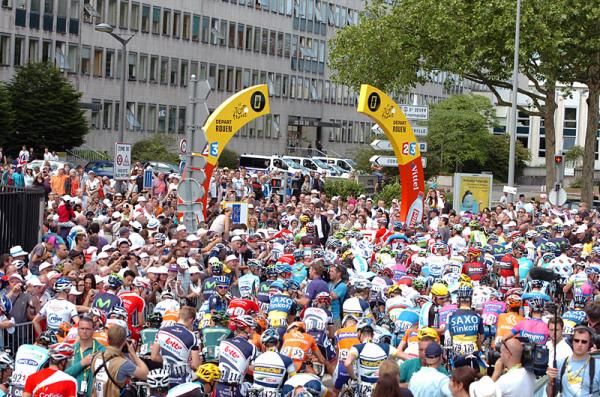 The peloton on the start line in Rouen.