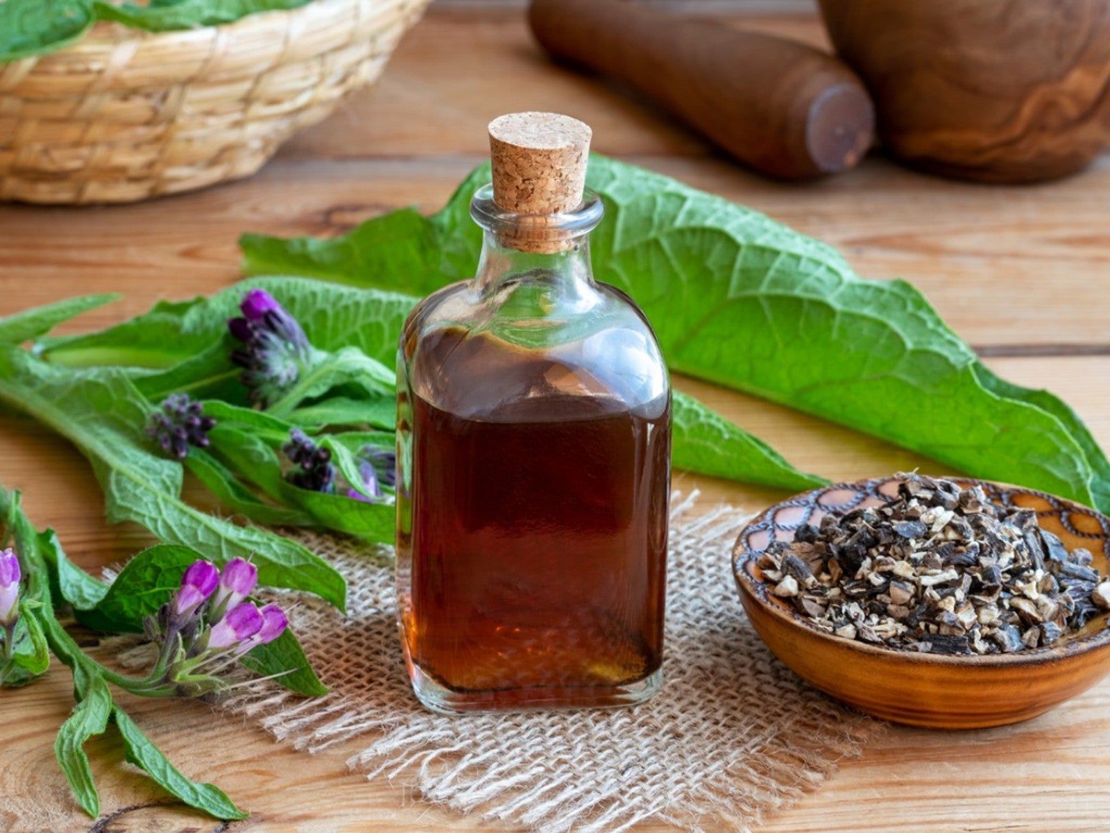 Healing Comfrey Oil - Use Comfrey To Make A Healing Oil Infusion ...