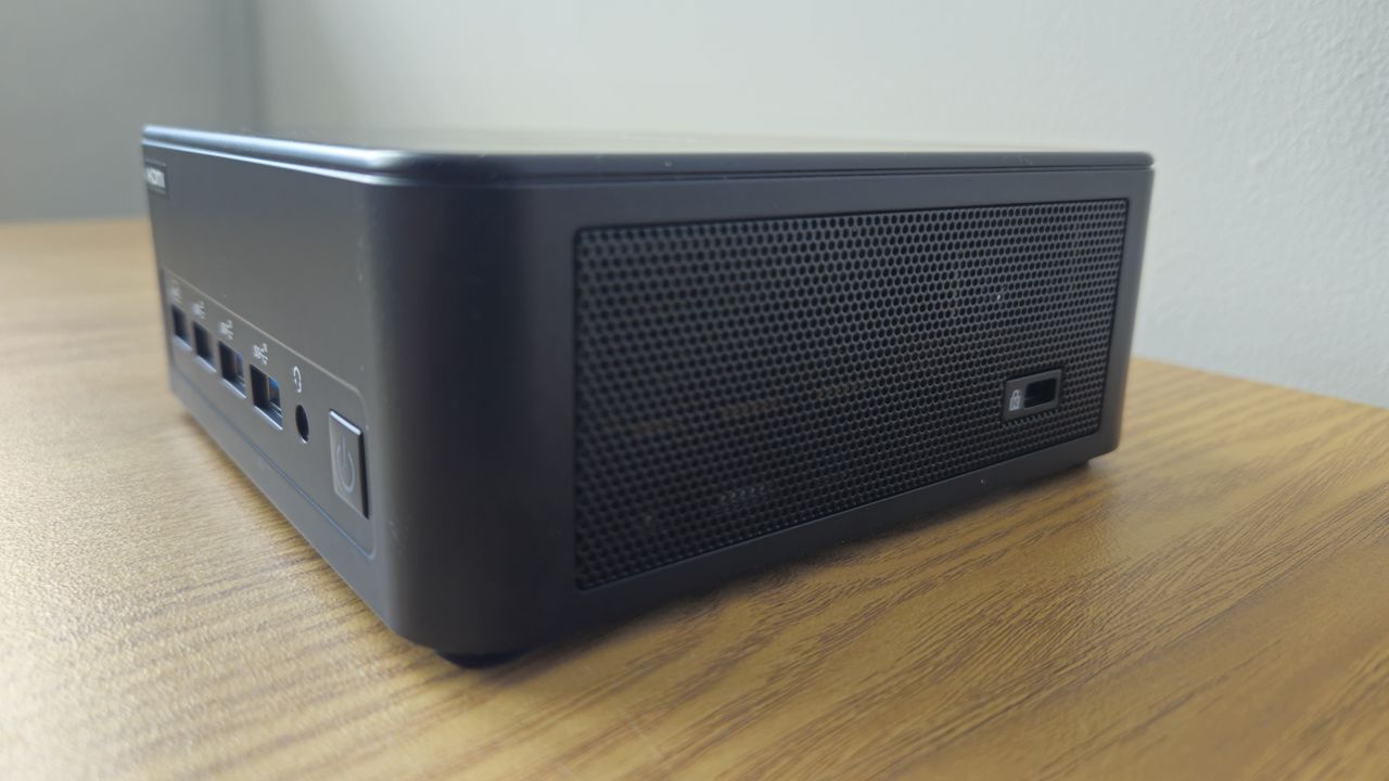 The Geekom ITI3 on a desk