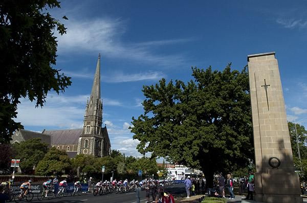 The peloton in the men's under 23 race heads down picturesque Sturt Street in Ballarat.