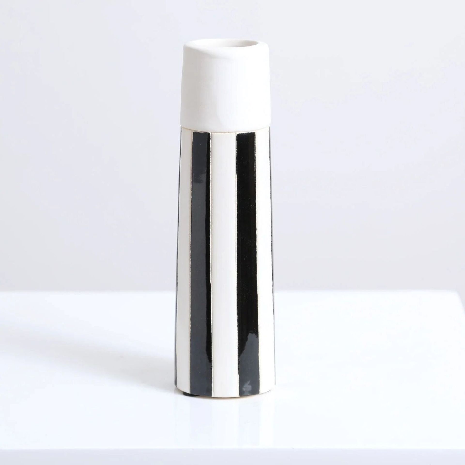 Vas tinggi bergaris hitam dan putih