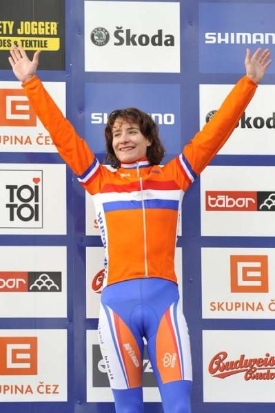 Marianne Vos accepts the applause for her third World Cyclo-cross Championship win