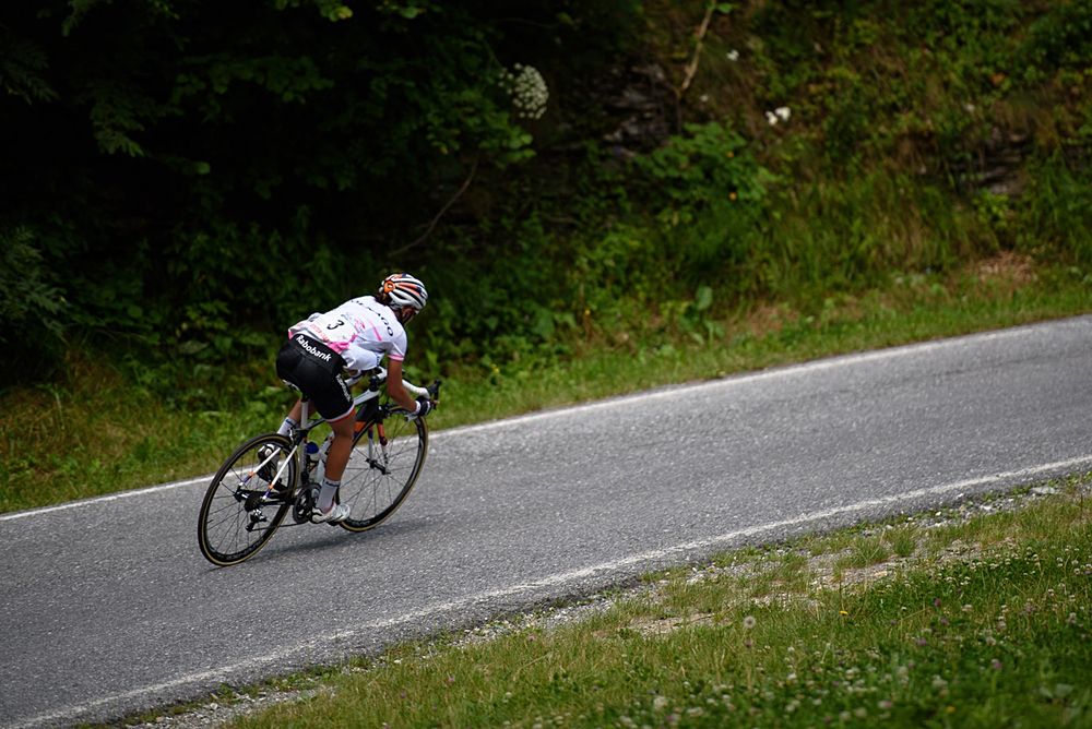 After losing contact with the Abbott and Stevens, Niewiadoma attacks the descent to catch up at Giro Rosa 2016 - Stage 6