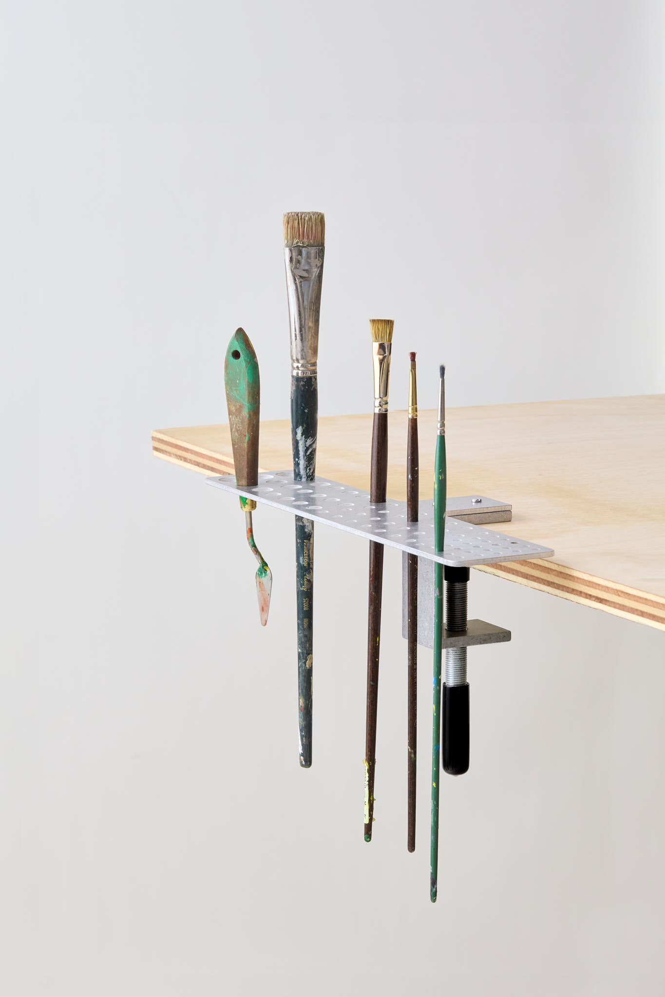 Paintbrush holder made of perforated aluminium
