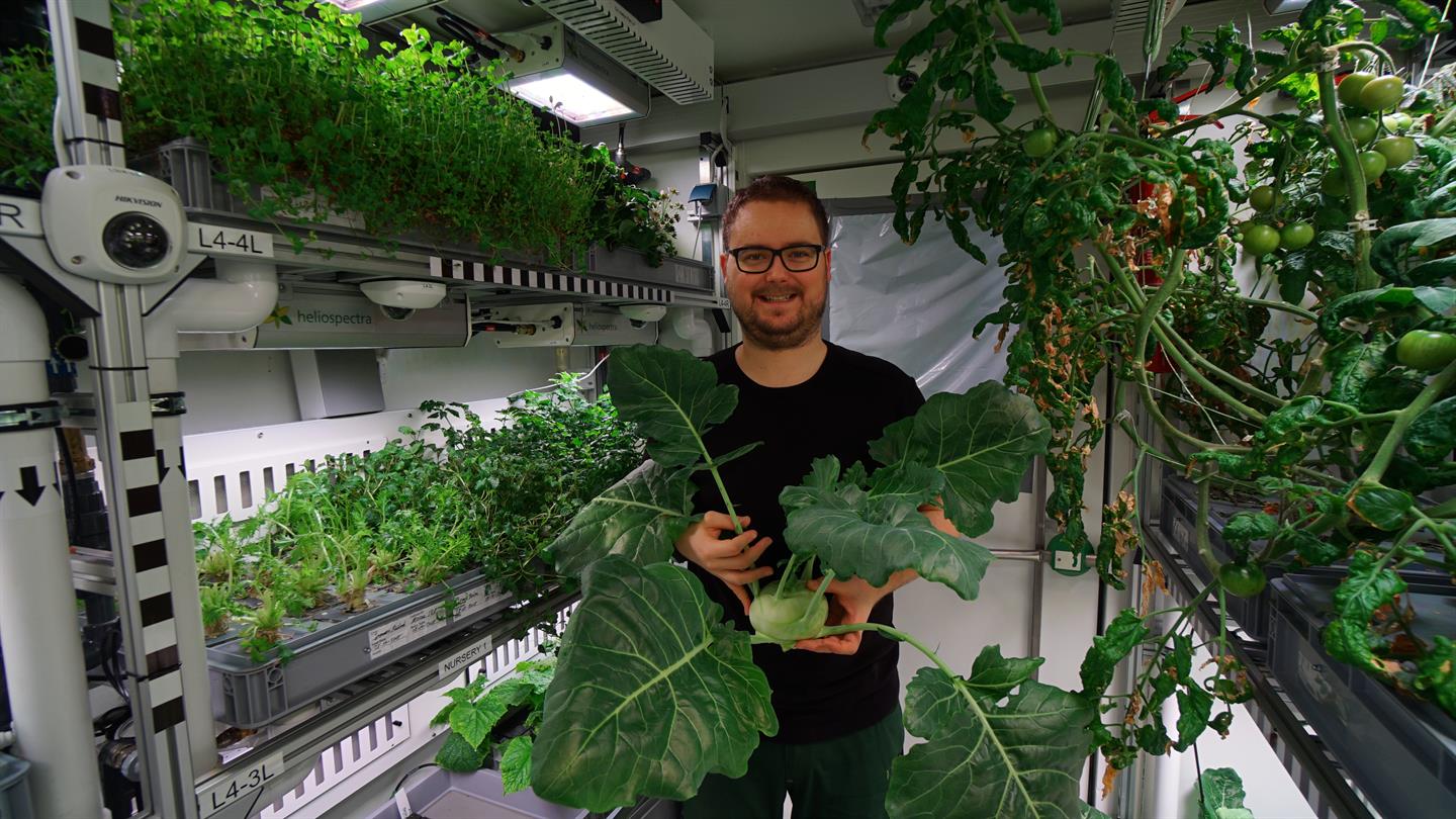 DLR researcher Paul Zabel and kohlrabi