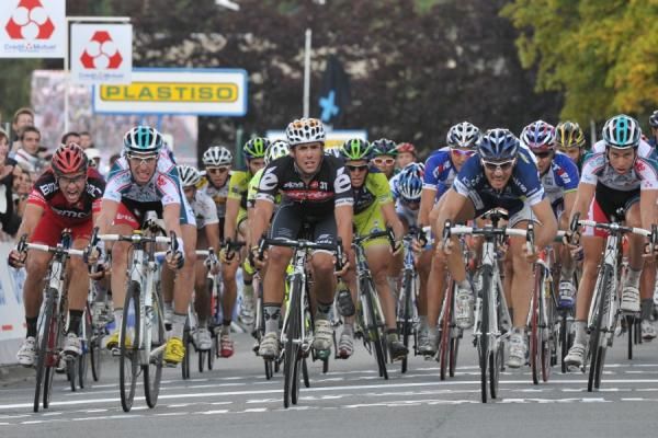 Feillu (r) just gets the win ahead of Appollonio (c).