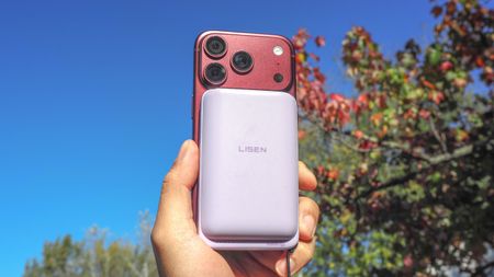 Lisen P604 MagSafe Power Bank on an iPhone.