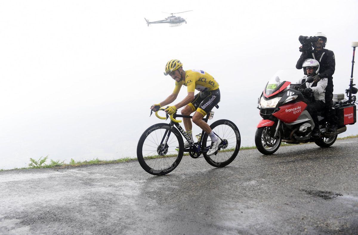 Alaphilippe in trouble on Prat d'Albis