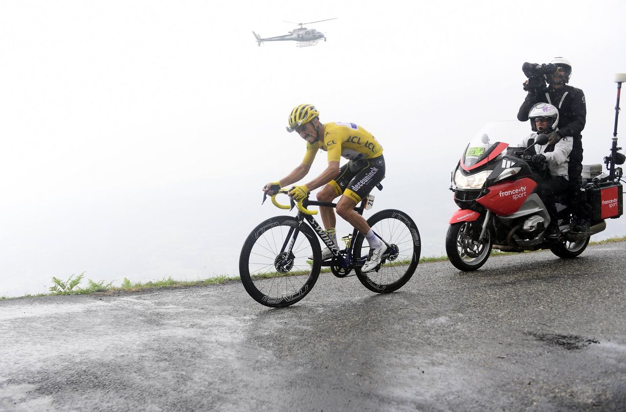Alaphilippe in trouble on Prat d'Albis