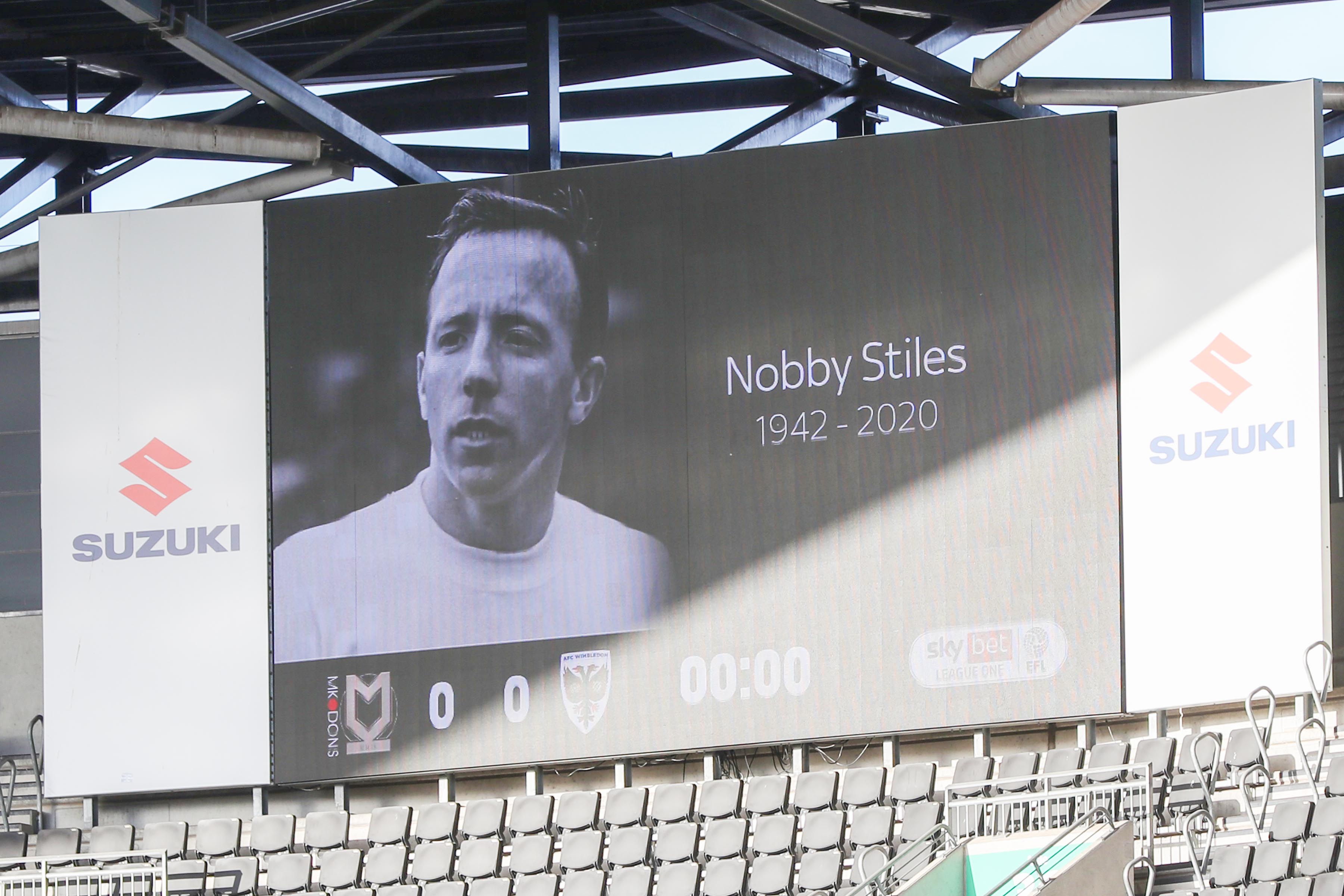 Both teams hold a minutes applause for the late great Nobby Stiles before the Sky Bet League One match between MK Dons and AFC Wimbledon at Stadium MK, Milton Keynes on Saturday 31st October 2020. (Photo by John Cripps/MI News/NurPhoto)