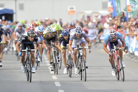 Appollonio powers to the line just ahead of Galimzyanov and FDJ's Mickaël Delage (center)