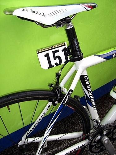 Slender aluminum seat stays on the System Six contrast with the large-diameter carbon fiber main triangle.