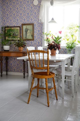 Scandi dining room with wallpaper
