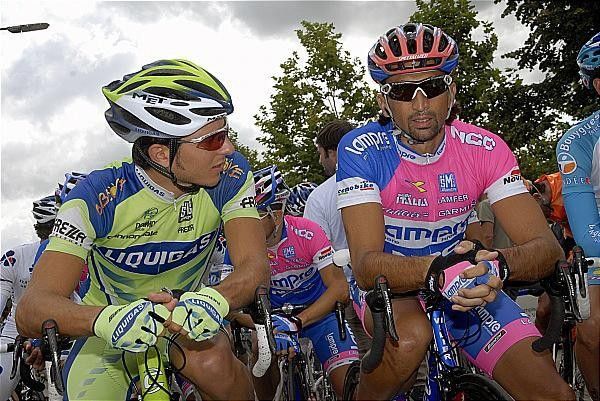 Talking Italian: Enrico Franzoi (Liquigas) and Fabio Sabatini (Team Milram) chat on the start line.