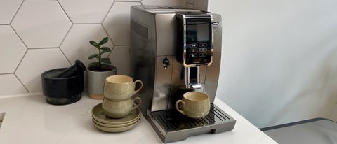 The De’Longhi Dinamica Plus with a cup on its drip tray ready to pour an espresso