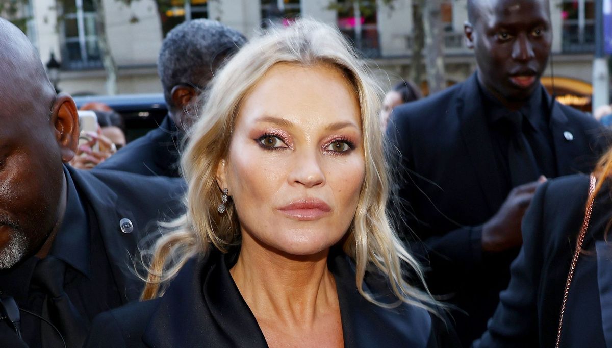 L'élégante longue robe noire de Kate Moss nous met dans une frénésie 