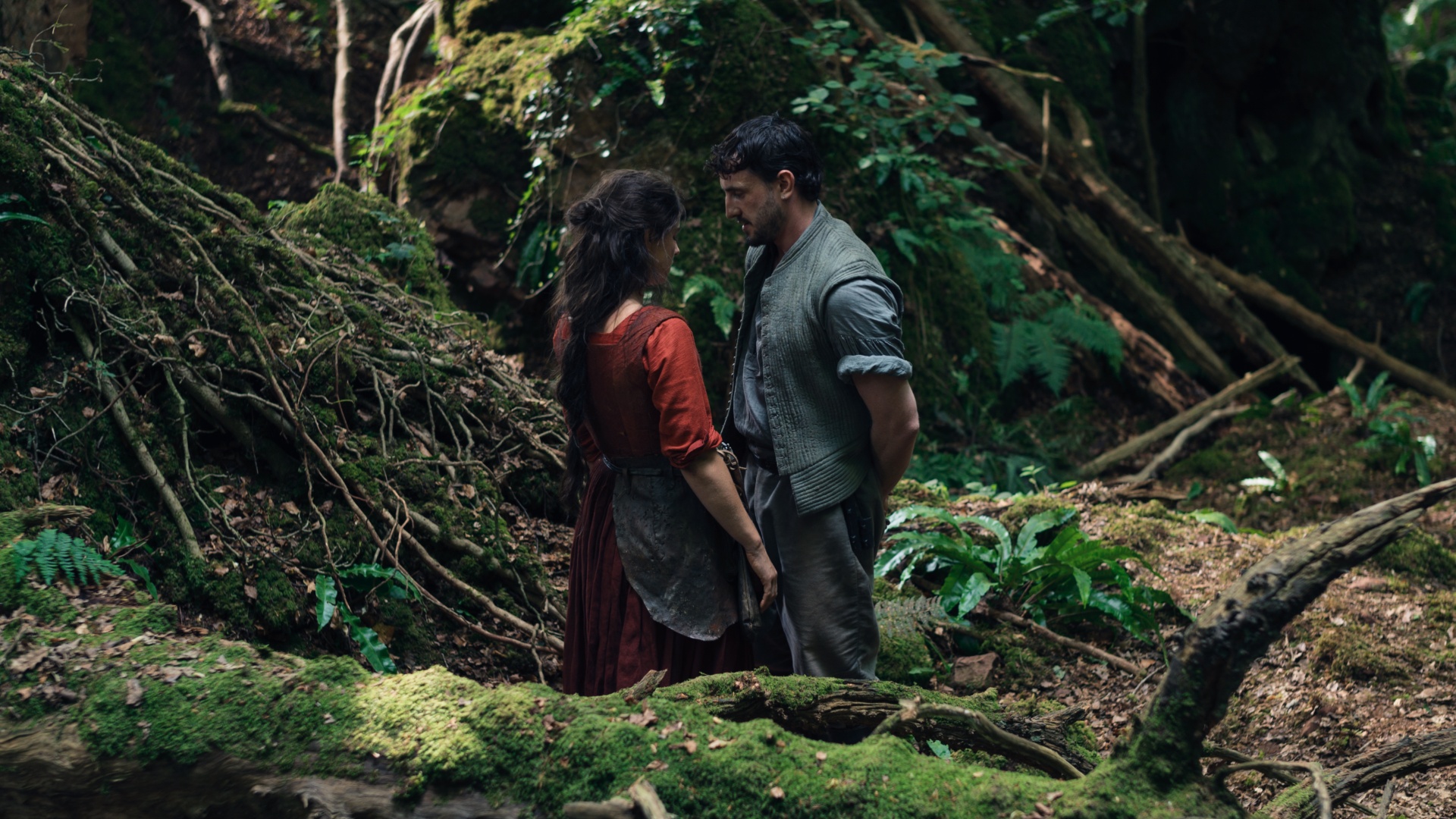 Jessie Buckley and Paul Mescal as Agnes and William Shakespeare in Hamnet