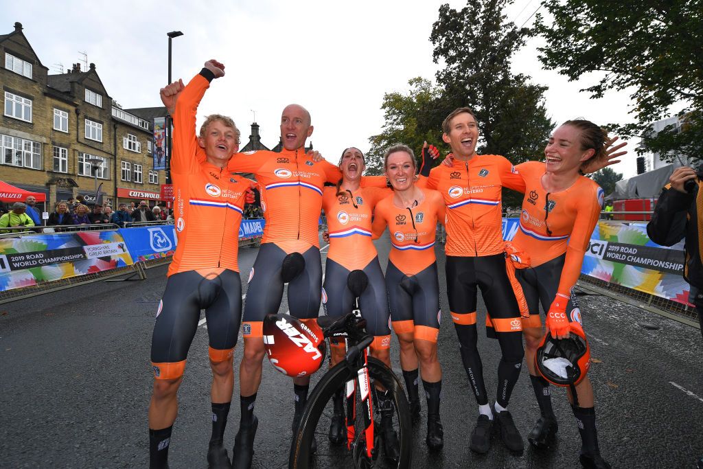 The Dutch squad celebrates together after the finish