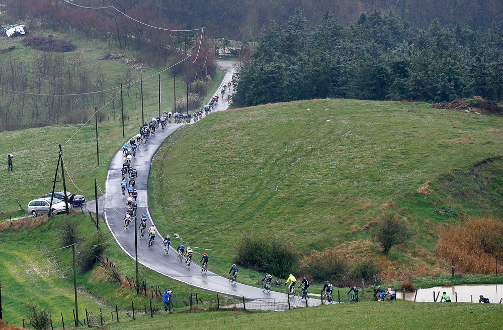 The strung out peloton.