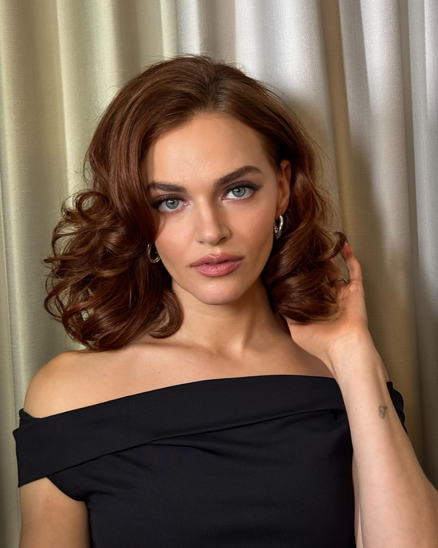 Madeleine Brewer with bouncy ringlets curly hairstyles