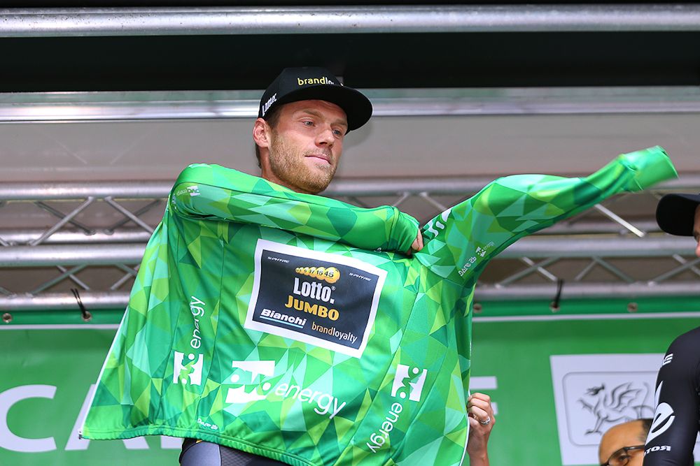 Lars Boom puts on the final green jersey in Britain