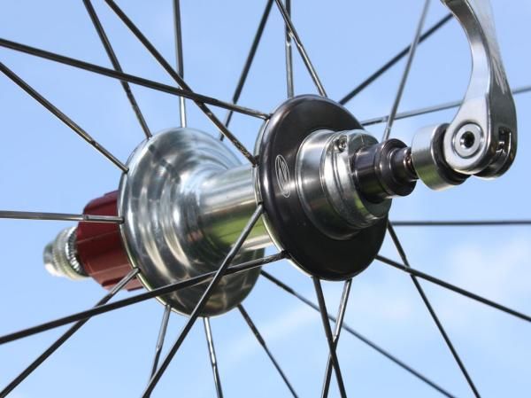 Bearing preload is easily adjustable via the threaded collar
