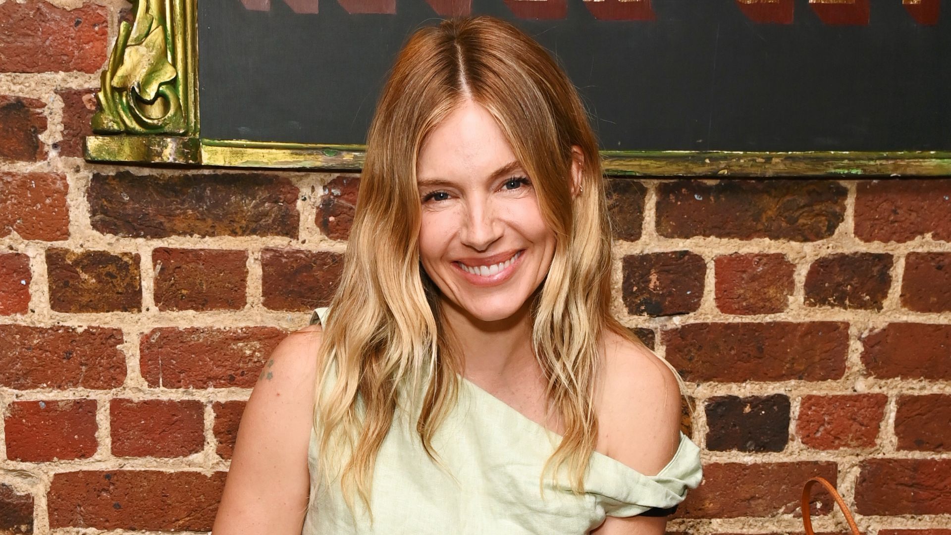 Sienna Miller updates the jeans and a nice top formula for the summer