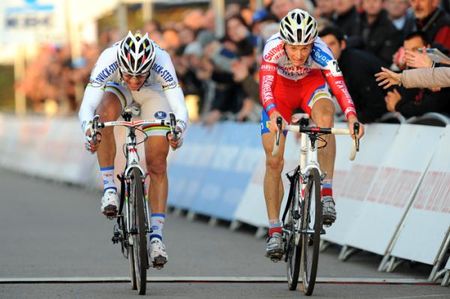 Pauwels bests Stybar with a bike throw