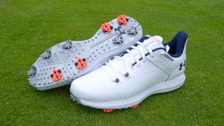 Under Armour hovr drive 2 shoe showing off its cool design and colorway on the golf course