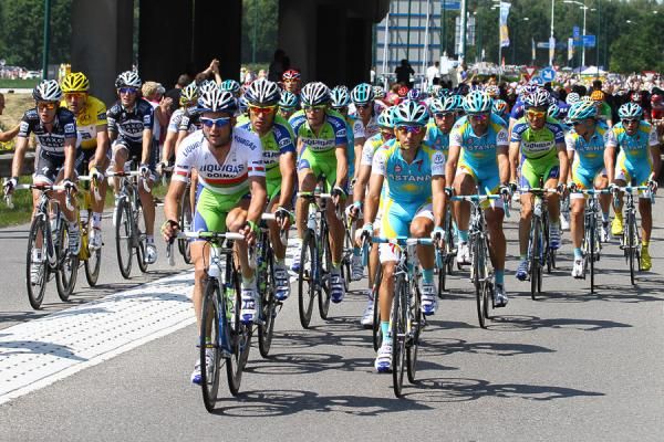 Astana and Liquigas lead the bunch as they head out of Hoogerheide.